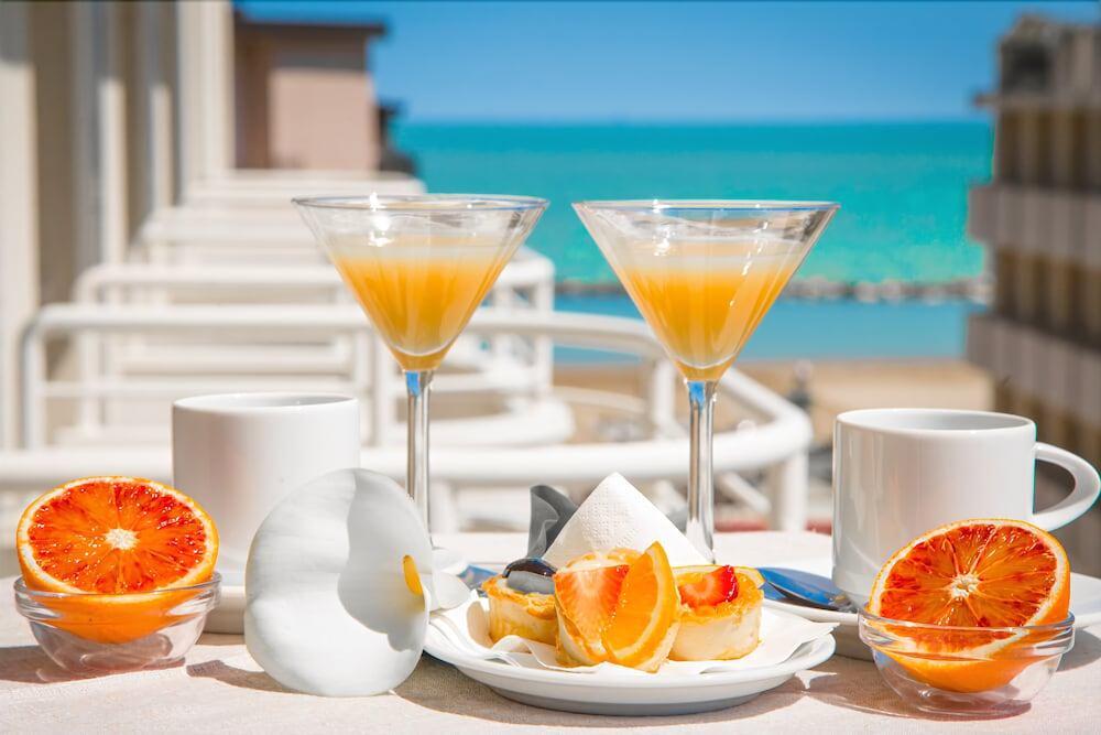 Mediterraneo Hotel & Suites Cattolica Exterior foto