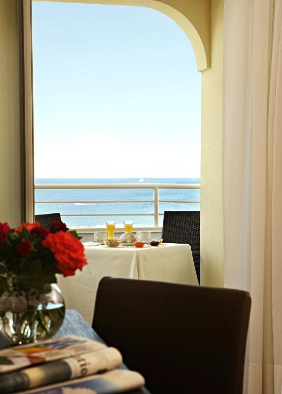 Mediterraneo Hotel & Suites Cattolica Exterior foto