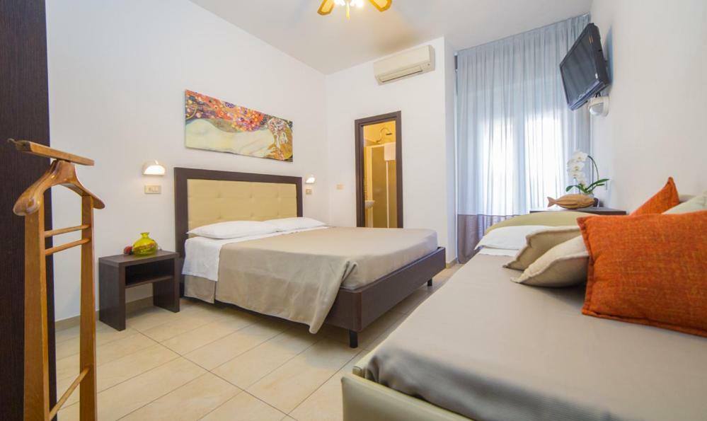 Mediterraneo Hotel & Suites Cattolica Exterior foto