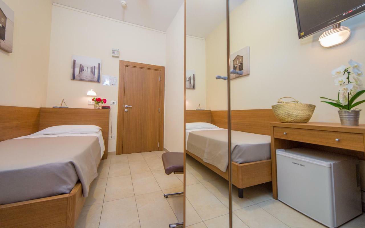 Mediterraneo Hotel & Suites Cattolica Exterior foto