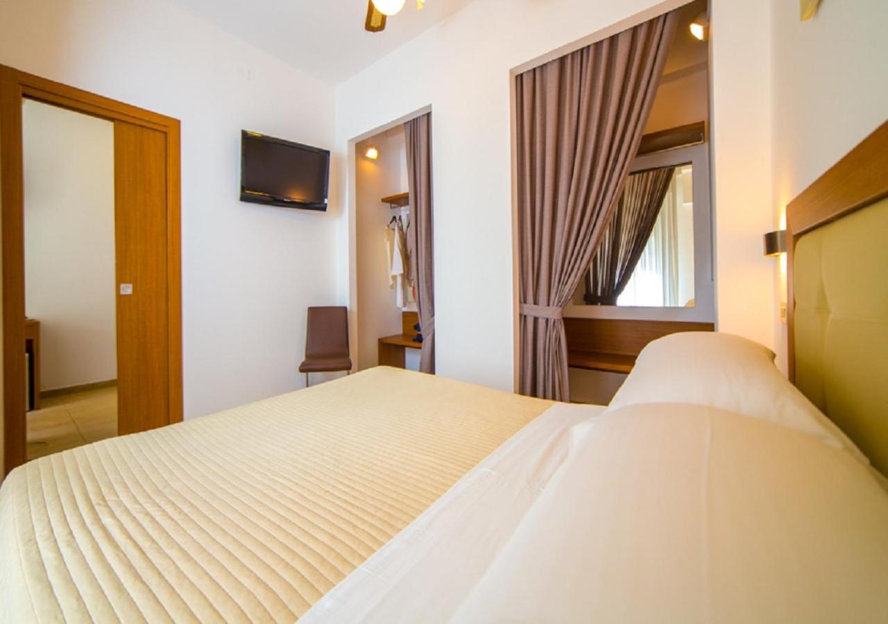 Mediterraneo Hotel & Suites Cattolica Exterior foto
